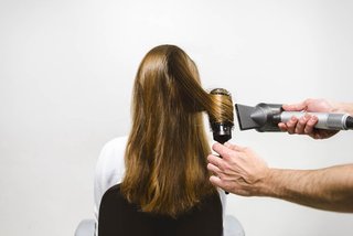 Paso 2 del tutorial de moño envuelto de Kérastase