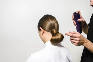 Paso 8 del tutorial de moño envuelto de Kérastase